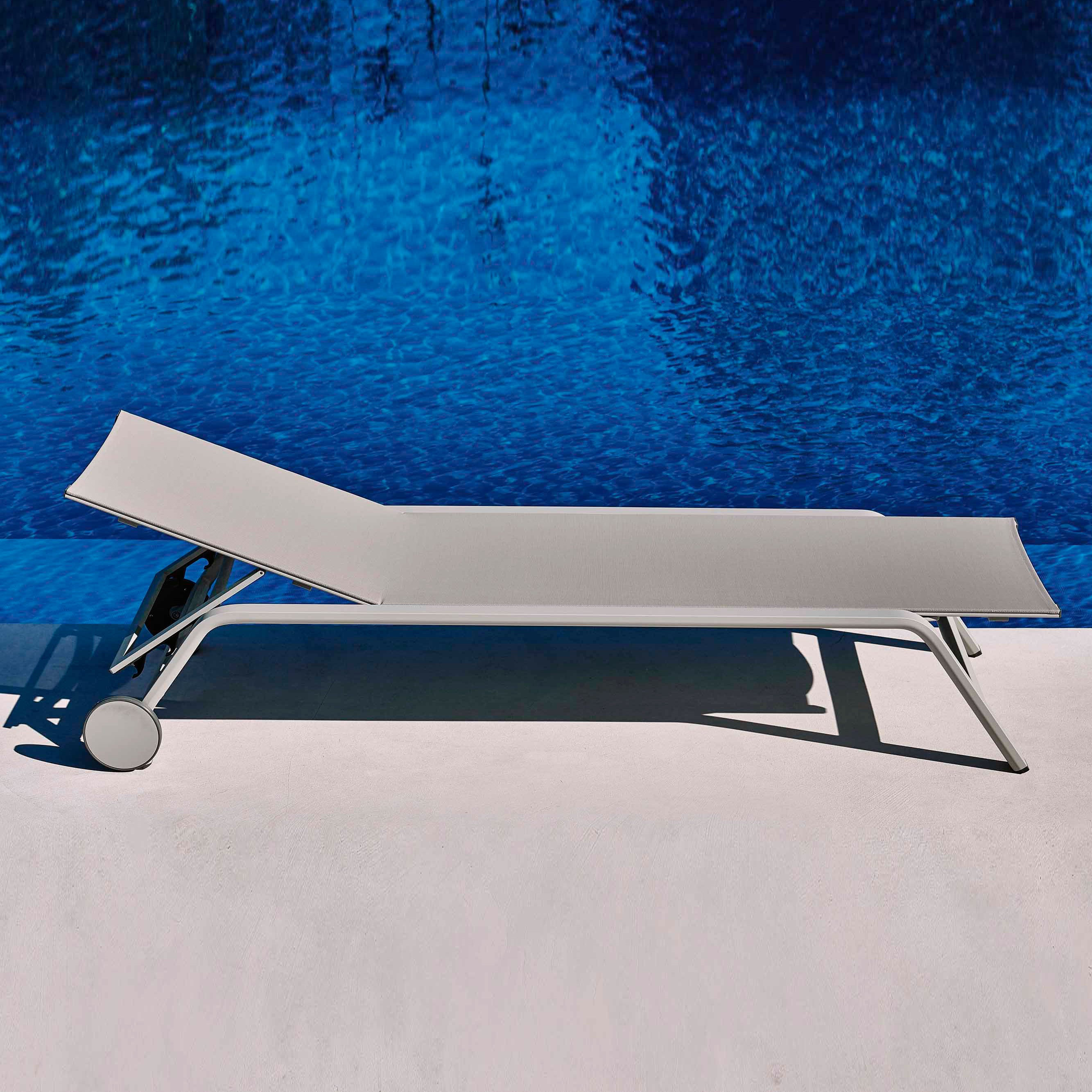Gandia Blasco Stack Outdoor Chaiselongue with Wheels - 2Modern