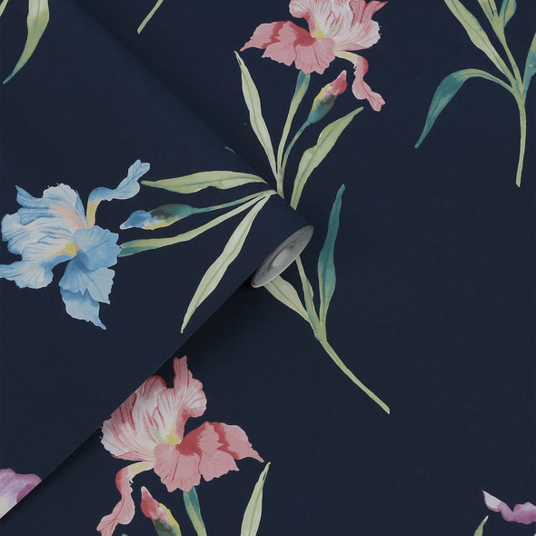 Hawling Irises Wallpaper