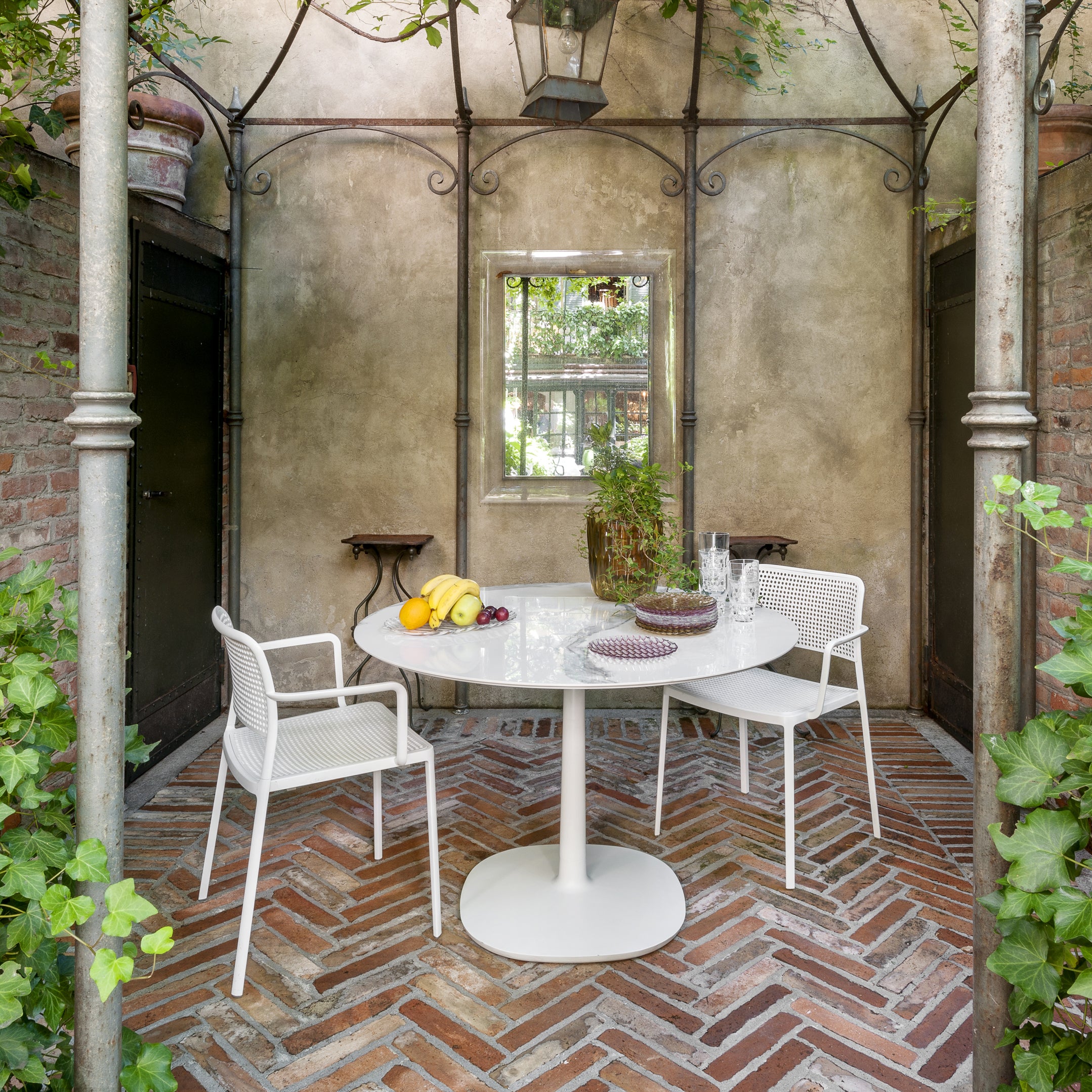 Kartell Multiplo Round Cafe Table with Square Base - 2Modern