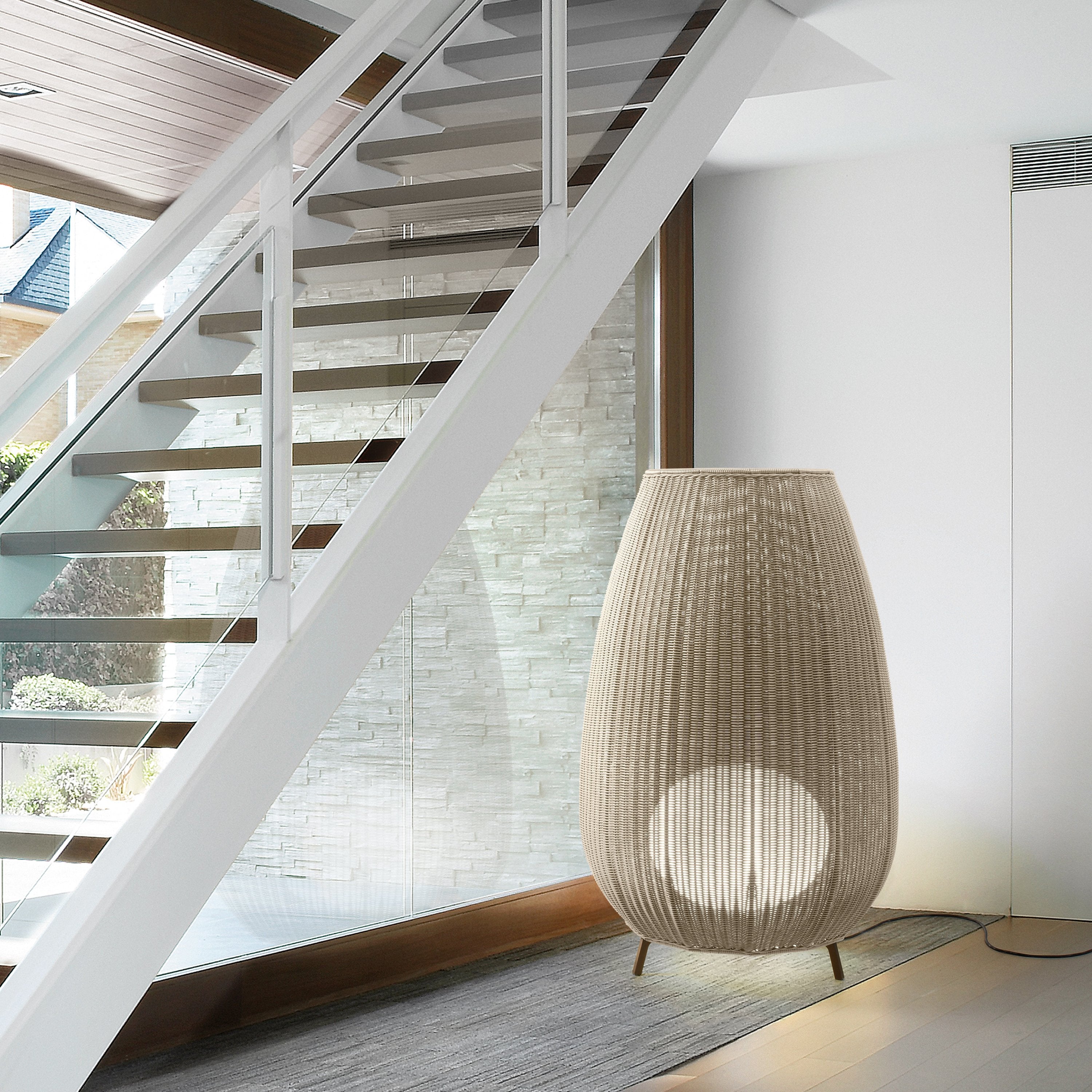 Small discount floor light