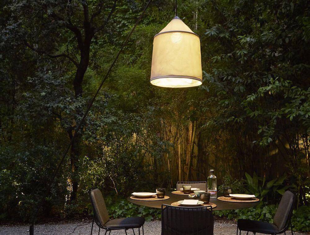 How to Create a Romantic Outdoor Dining Area