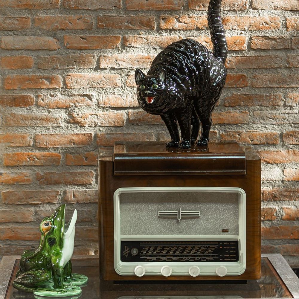 Cat Hissing Sculpture