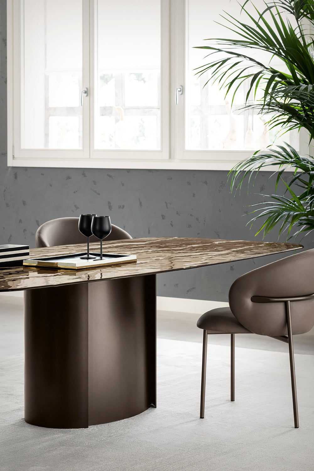 Oleandro Padded Armchair with Metal Base