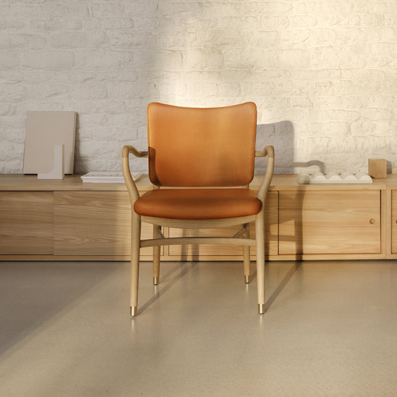 VLA61 Monarch Armchair