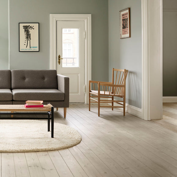 J82 Lounge Chair