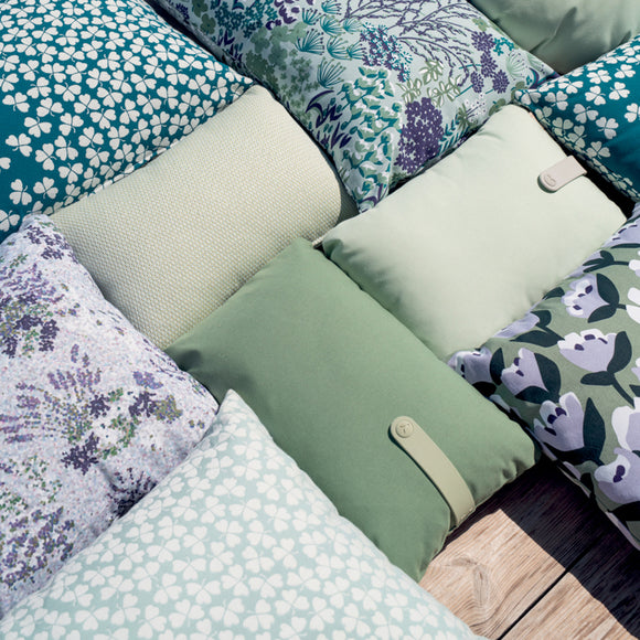 Bouquet Sauvage Pixels Outdoor Pillow