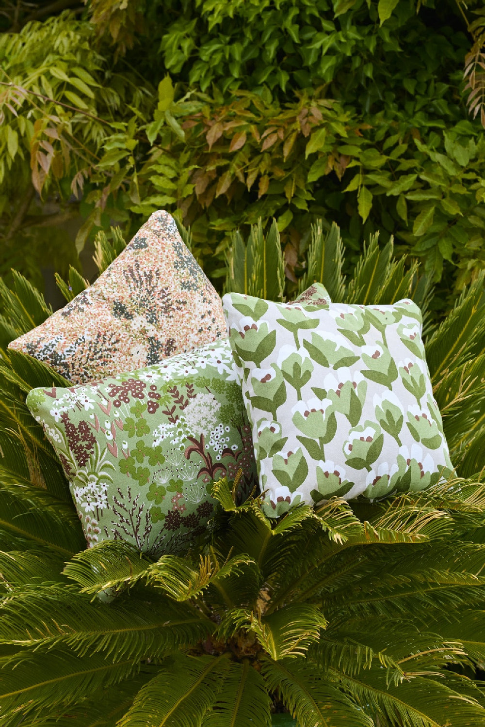 Bouquet Sauvage Pixels Outdoor Pillow