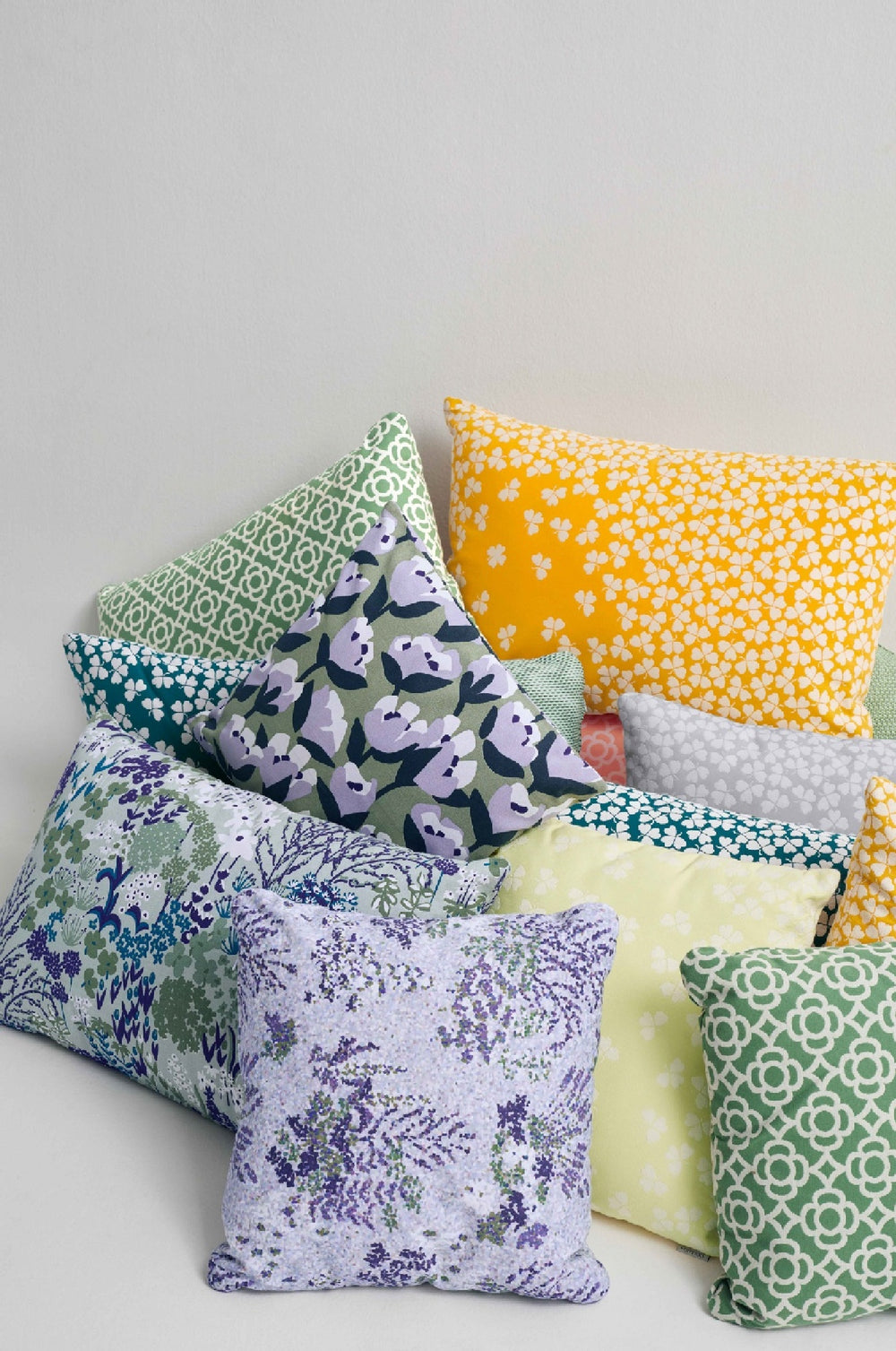 Bouquet Sauvage Tulipe Outdoor Pillow
