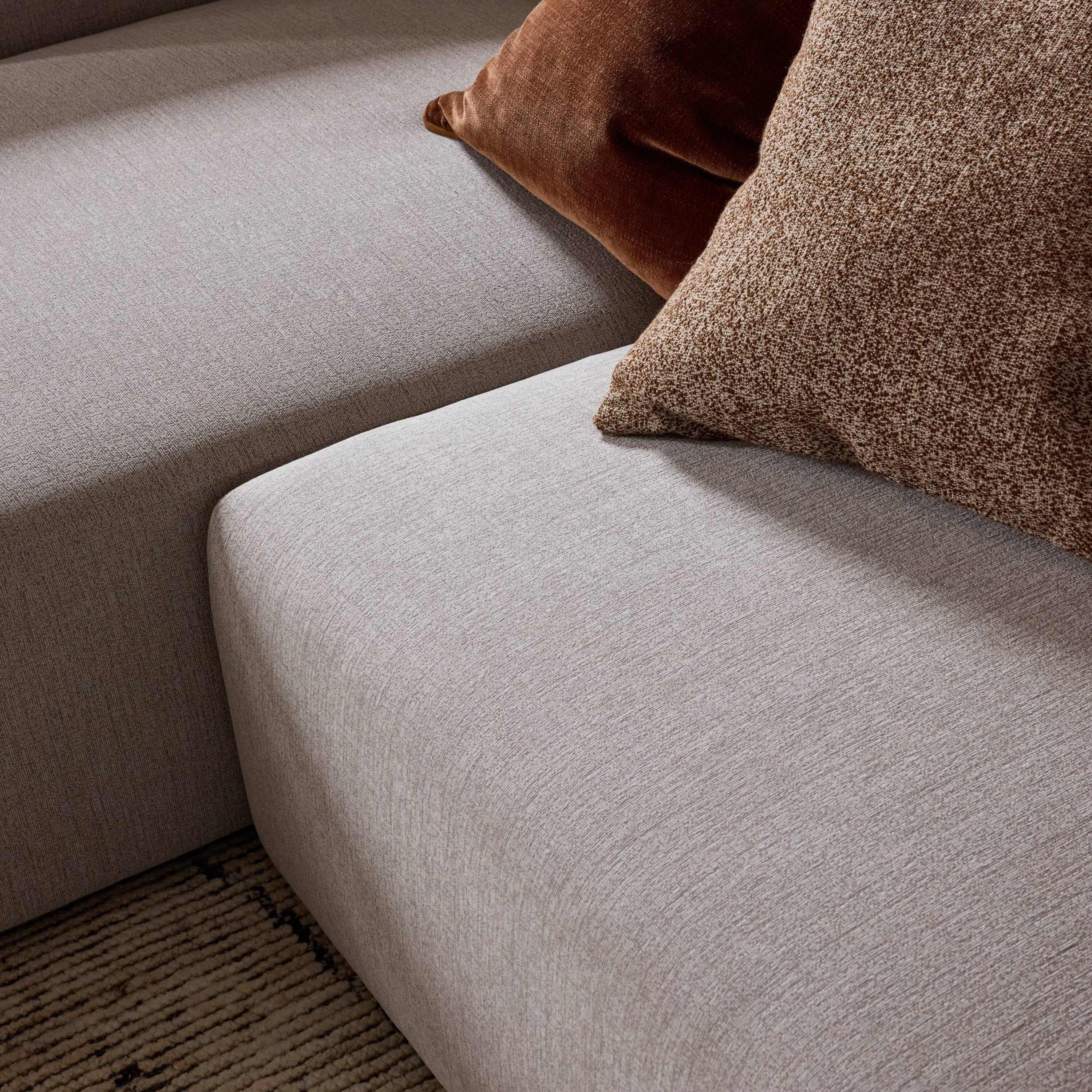 Abundant Countryside 4枚セット ③ Four Hands Lawndale 3-Piece Sectional - 2Modern