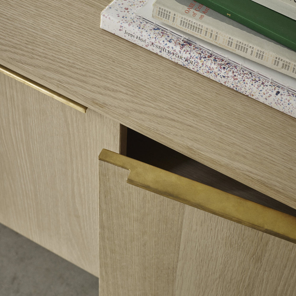 Jut Cabinet