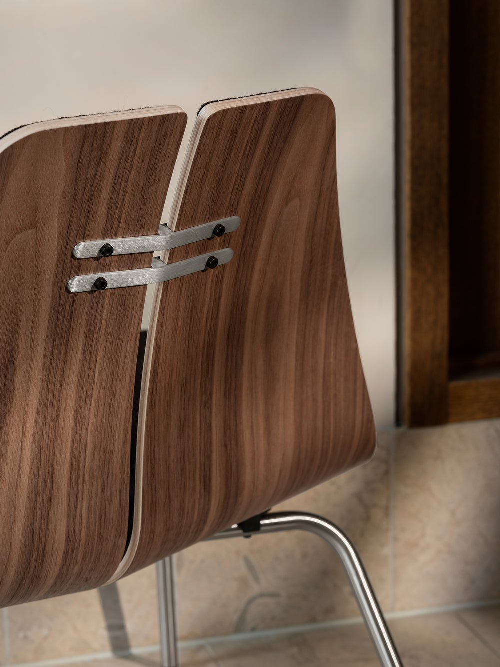 PK23 Front Upholstered Lounge Chair