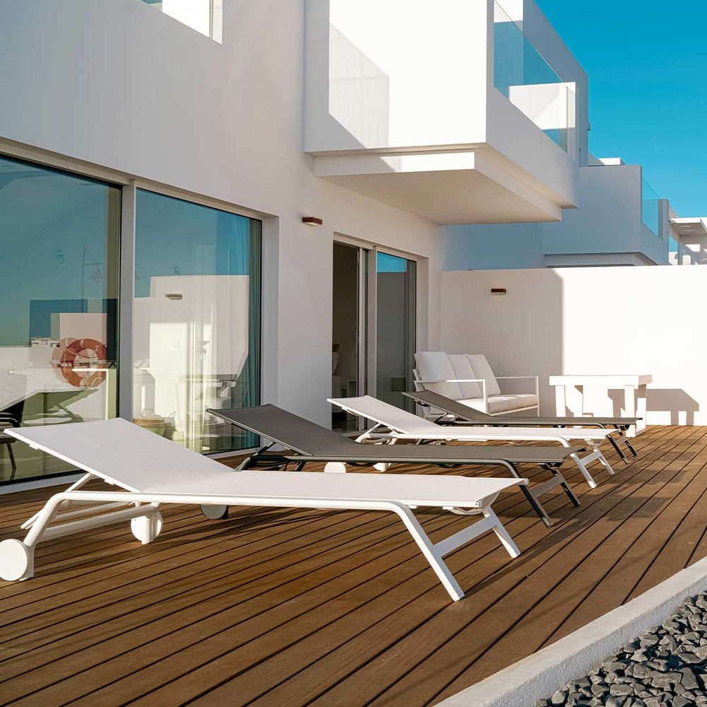 Stack Outdoor Chaiselongue with Wheels