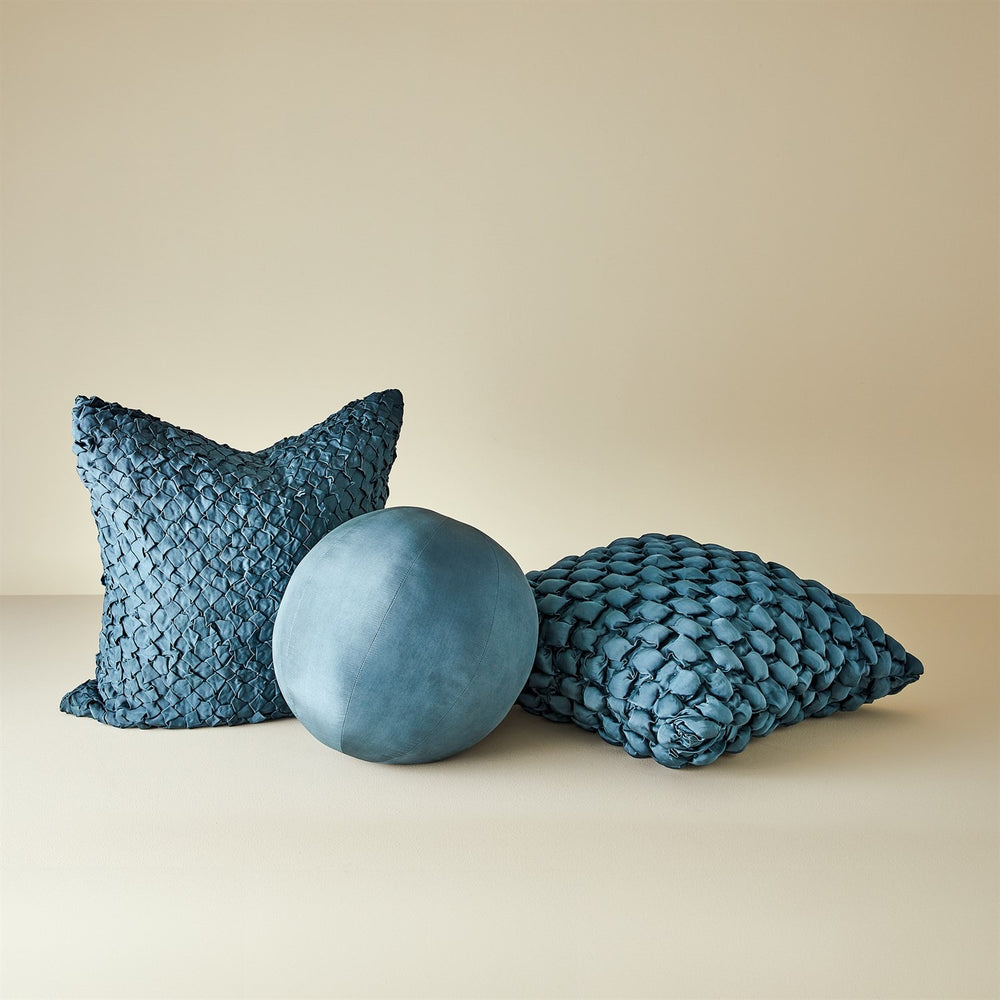 Ronde Throw Pillow