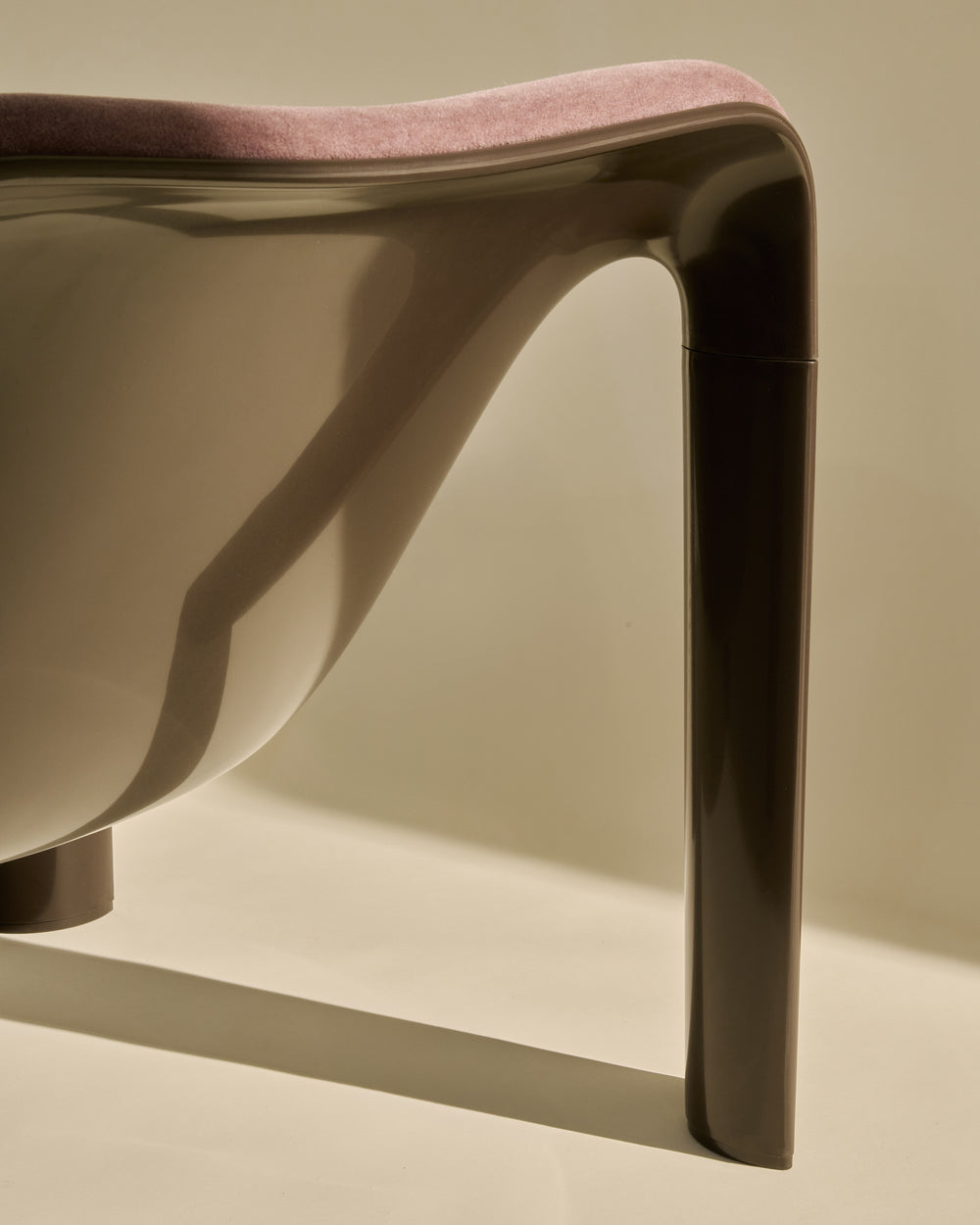 F300 Front Upholstered Lounge Chair