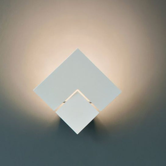 Puzzle Twist Wall Light