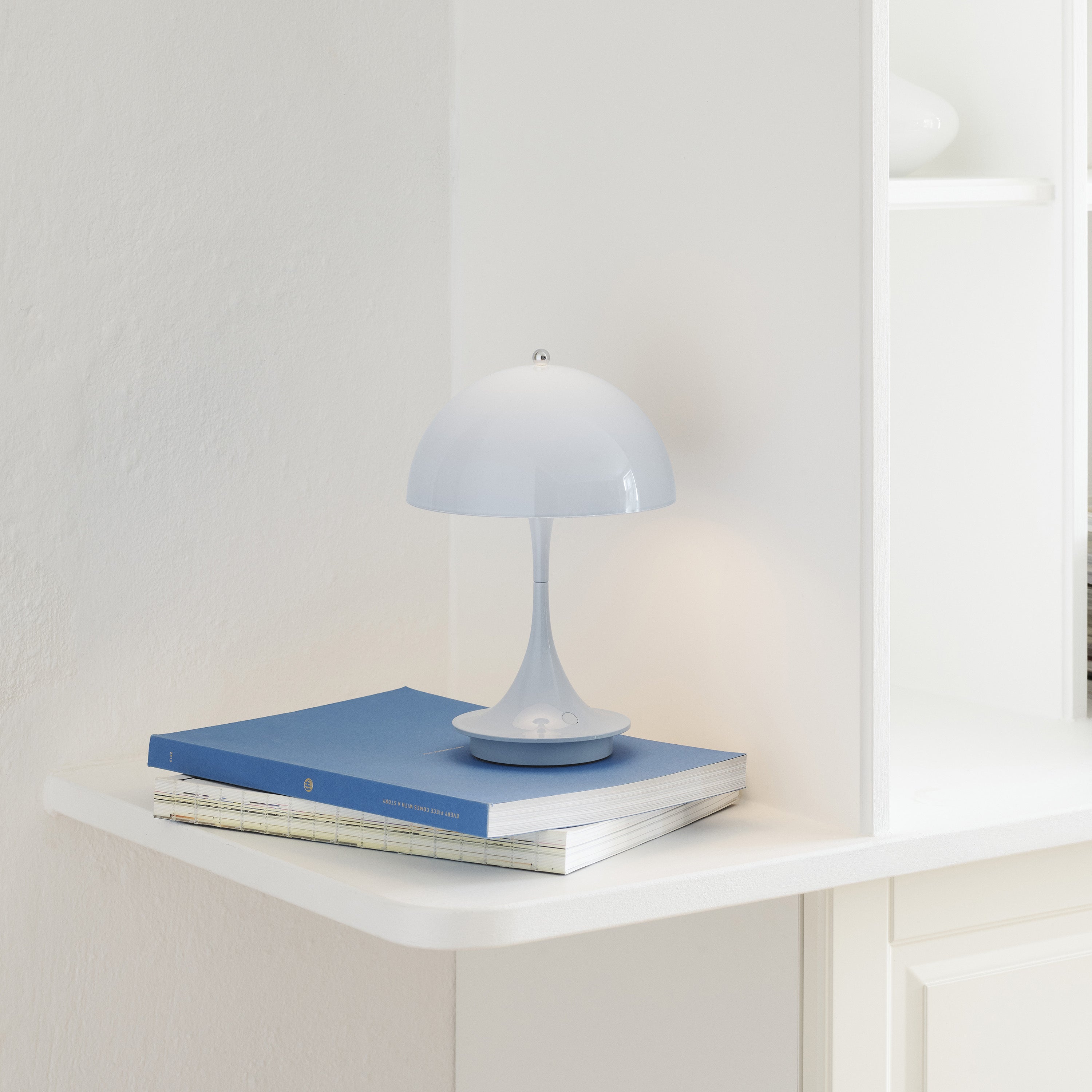 パンテラポータブル V2 Panthella Portable LED USB Table Lamp White Louis Poulsen Panthella Portable Table Lamp - 2Modern