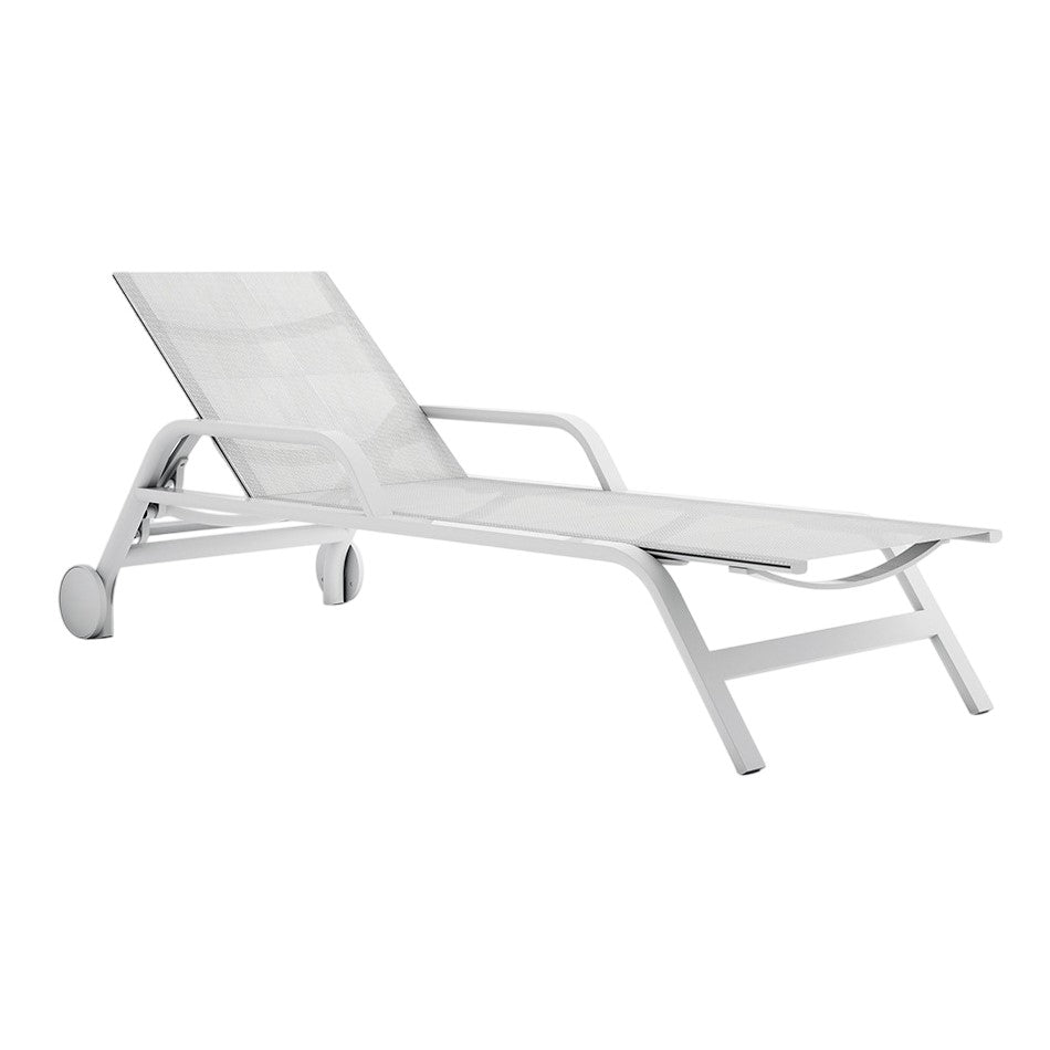 Stack Outdoor Chaiselongue with Arms and Wheels