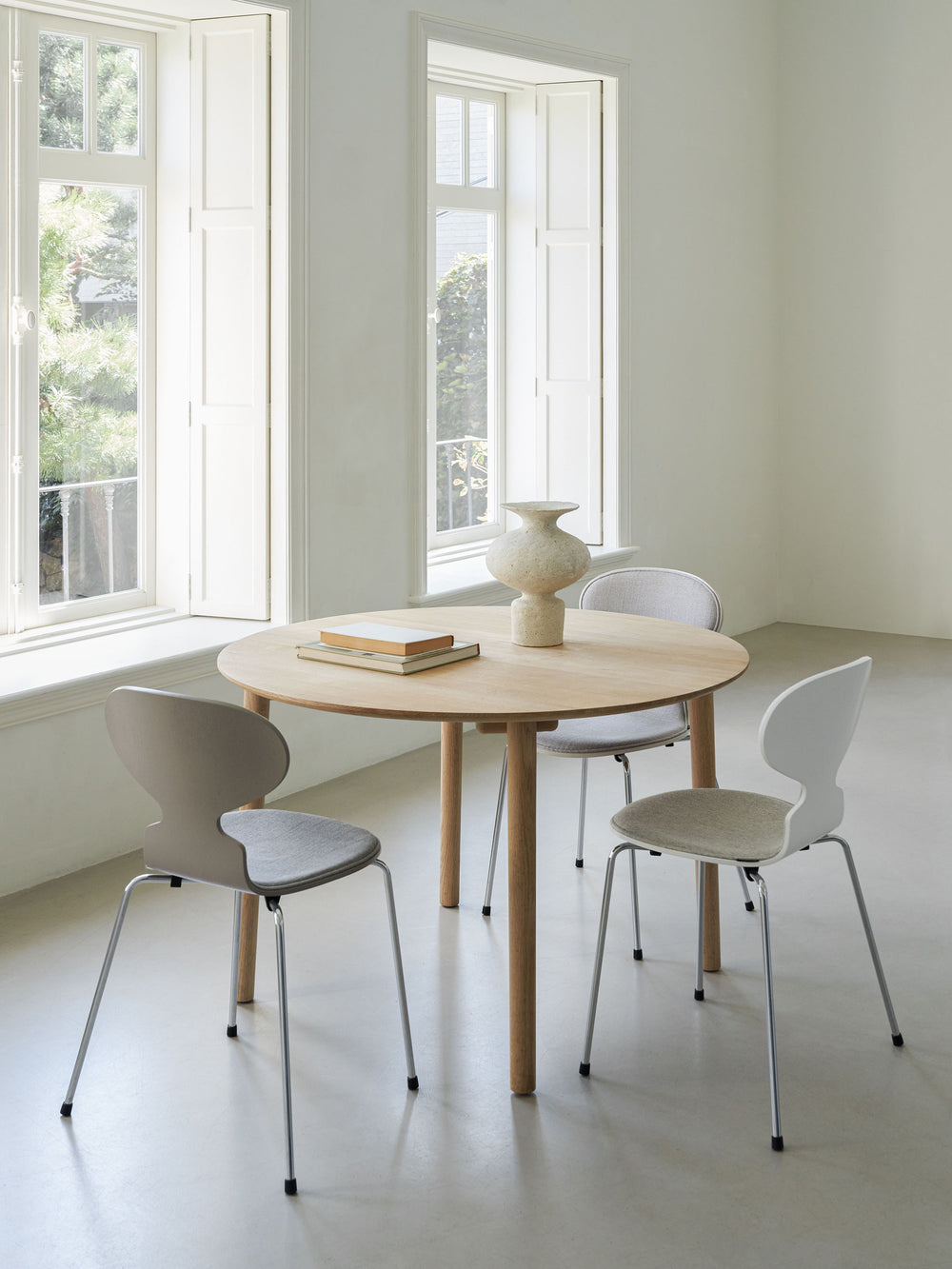 Hven Round Dining Table