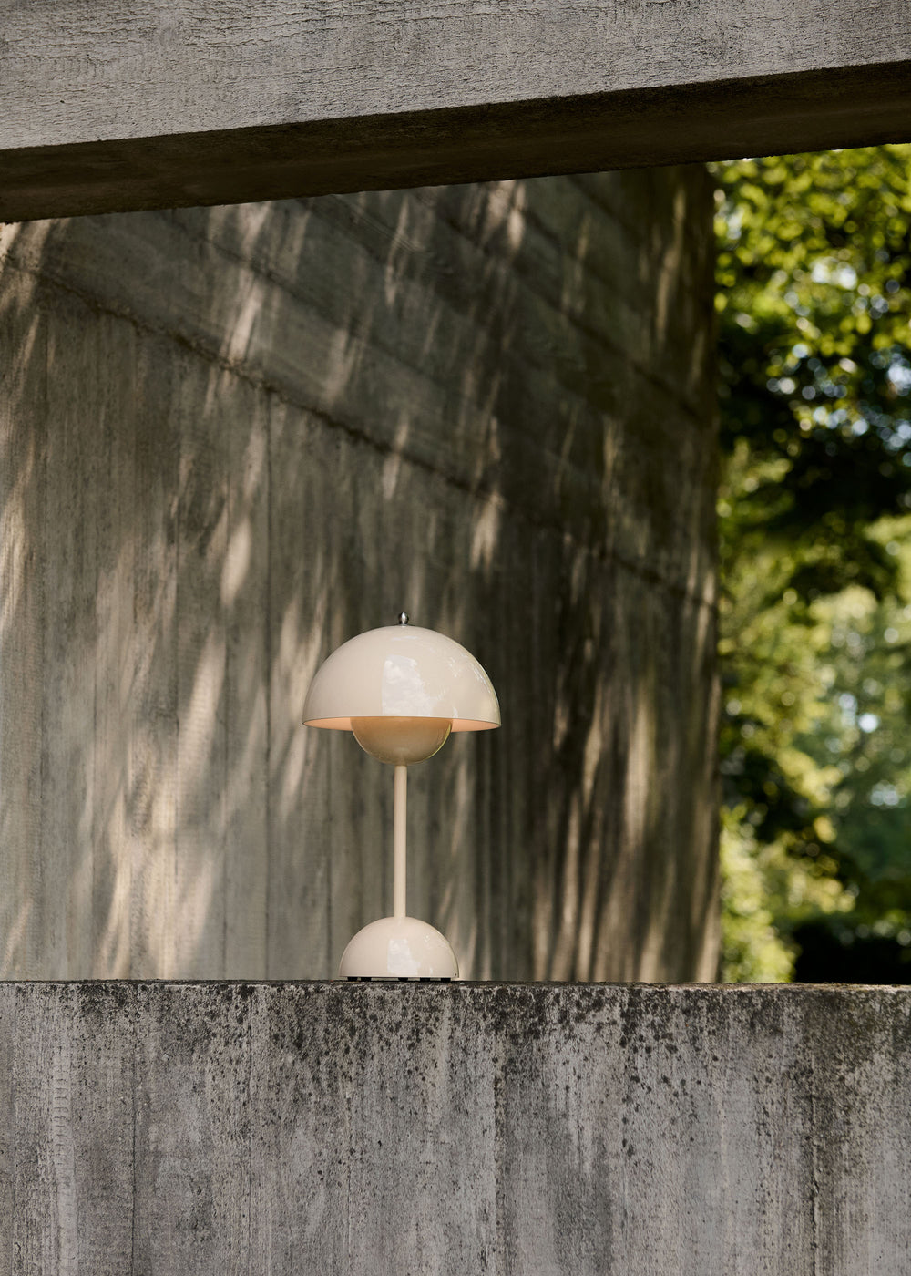 Flowerpot VP9 Portable Table Lamp