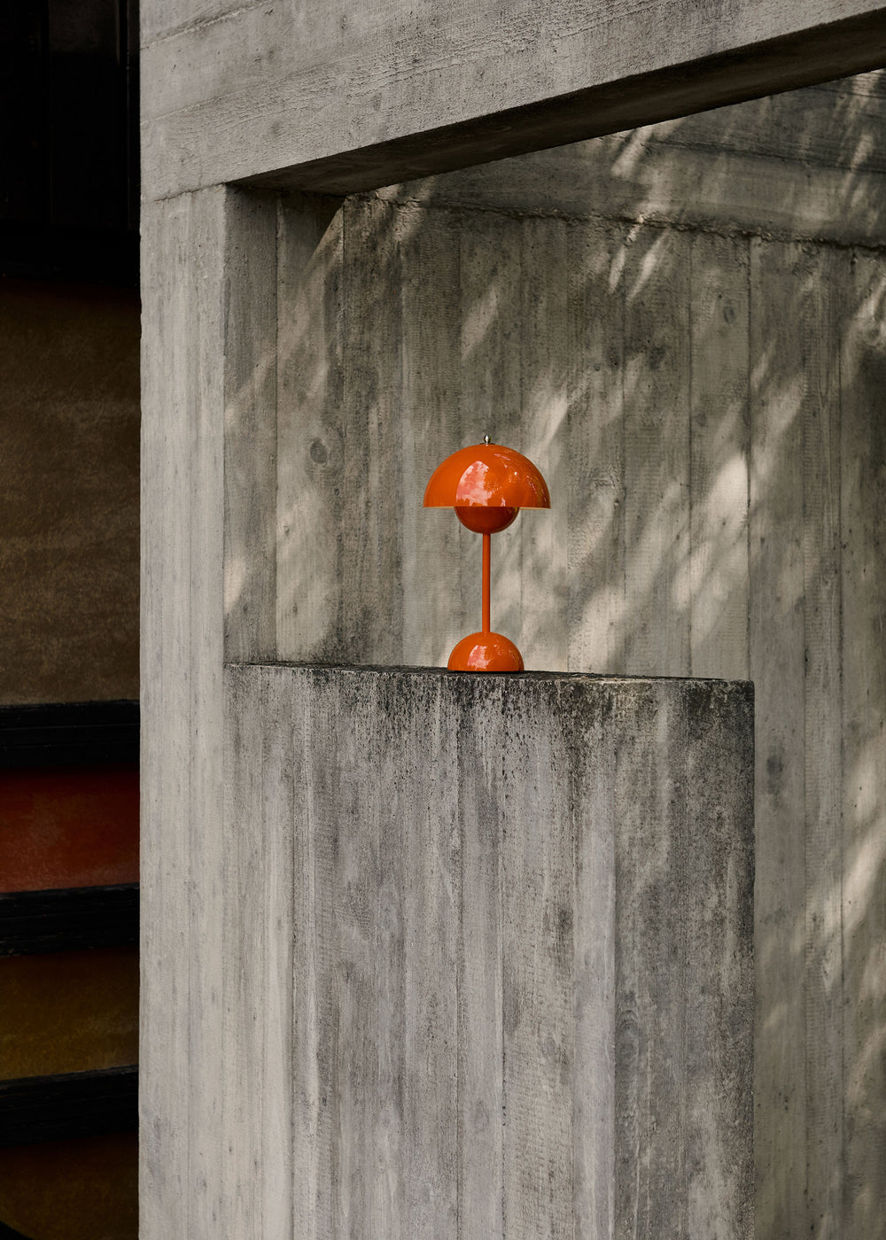 Flowerpot VP9 Portable Table Lamp