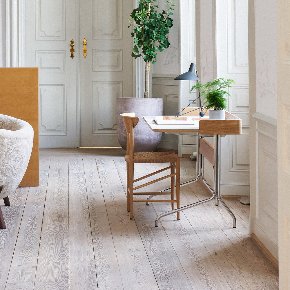 Pavilion AV17 Desk