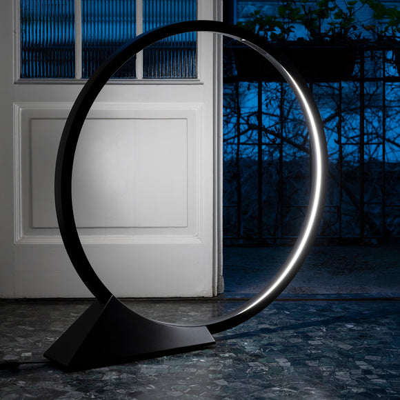 "O" Outdoor Floor Lamp