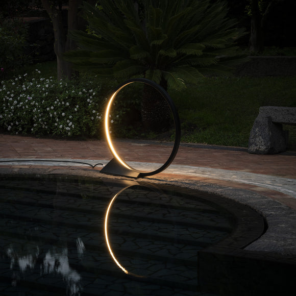 "O" Outdoor Floor Lamp