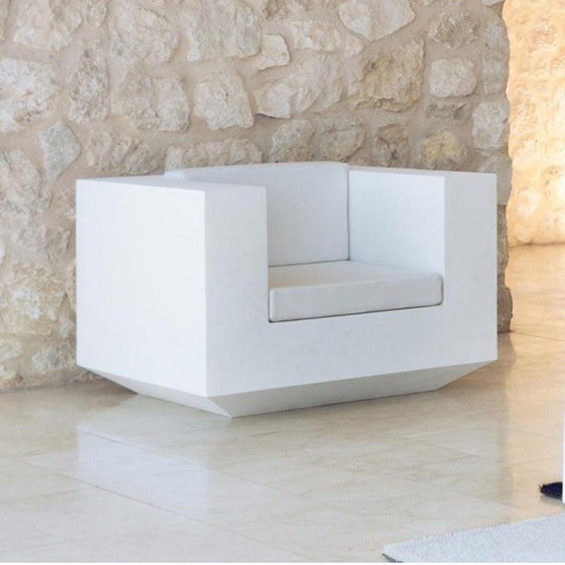 Vela Outdoor Lounge Chair
