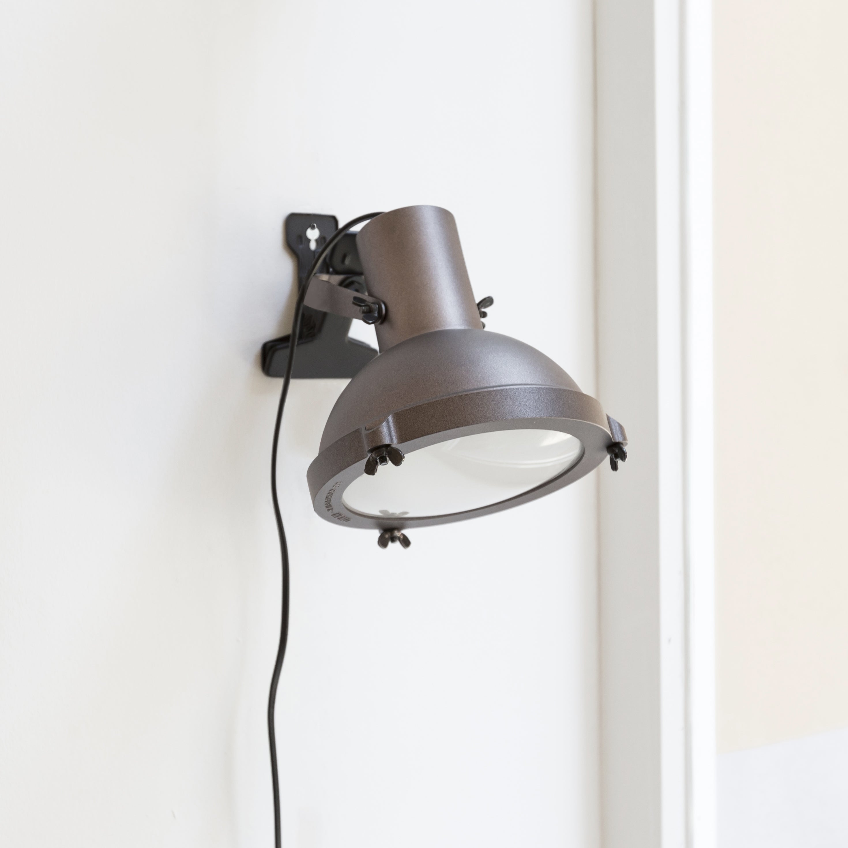 NEMO Le Corbusier Projecteur PiInza Clip Table Lamp - 2Modern