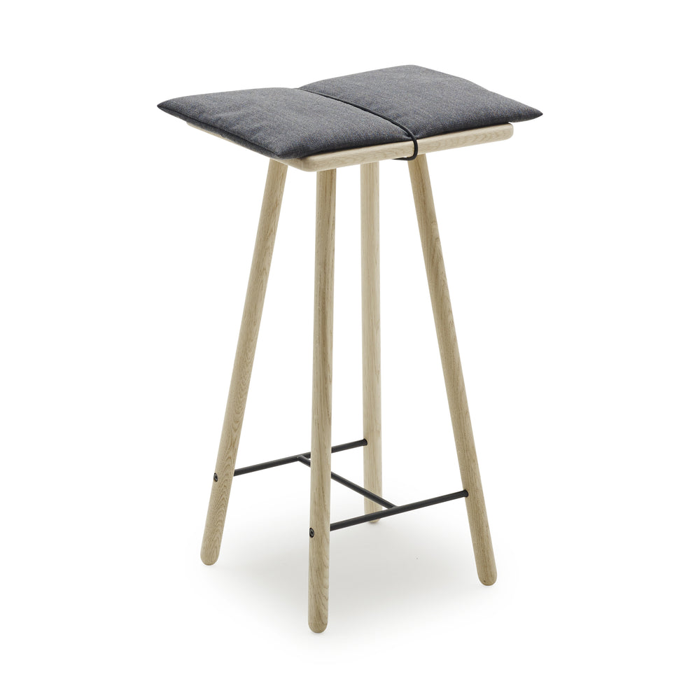 skagerak-georg-bar-stool_color-oak-with-dark-grey
